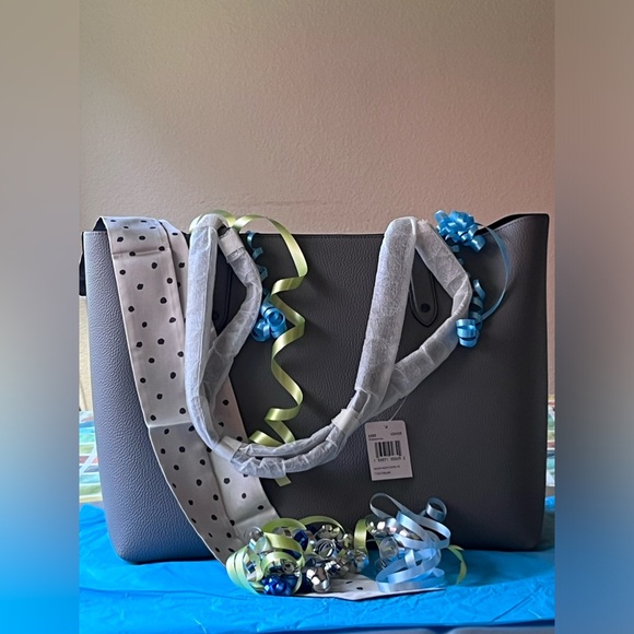 πΆ DISNEY X COACH CENTRAL TOTE WITH ZIP WITH GOOFY MOTIF AND MATCHING SCARF πΆ - Picture 16 of 16